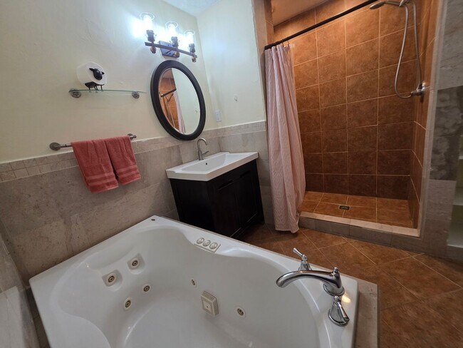 Building Photo - Spacious Townhome in The Trails