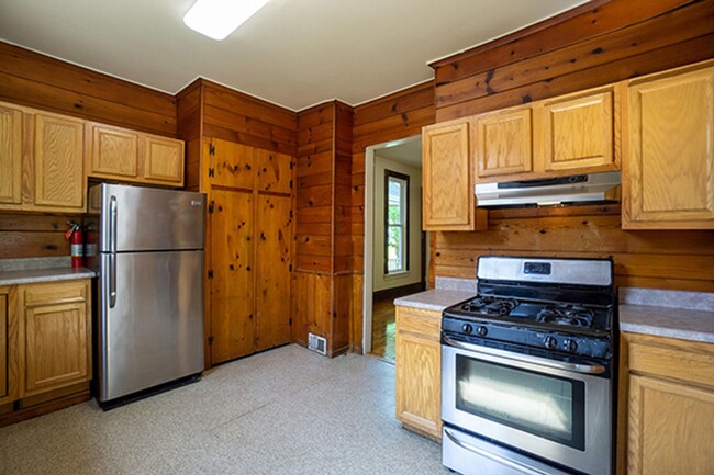 Building Photo - AVAILABLE 6/1/25 - Two Story House With Ha...