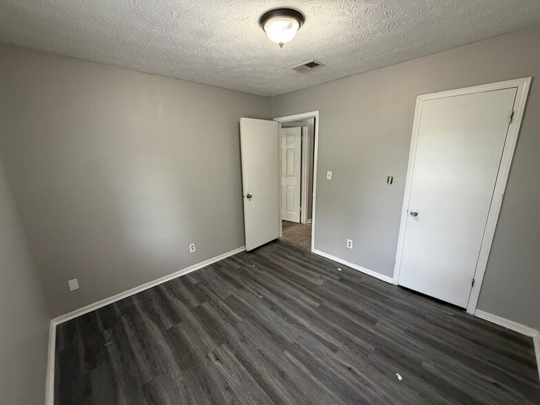 Building Photo - Room in Townhome on Northdale Rd