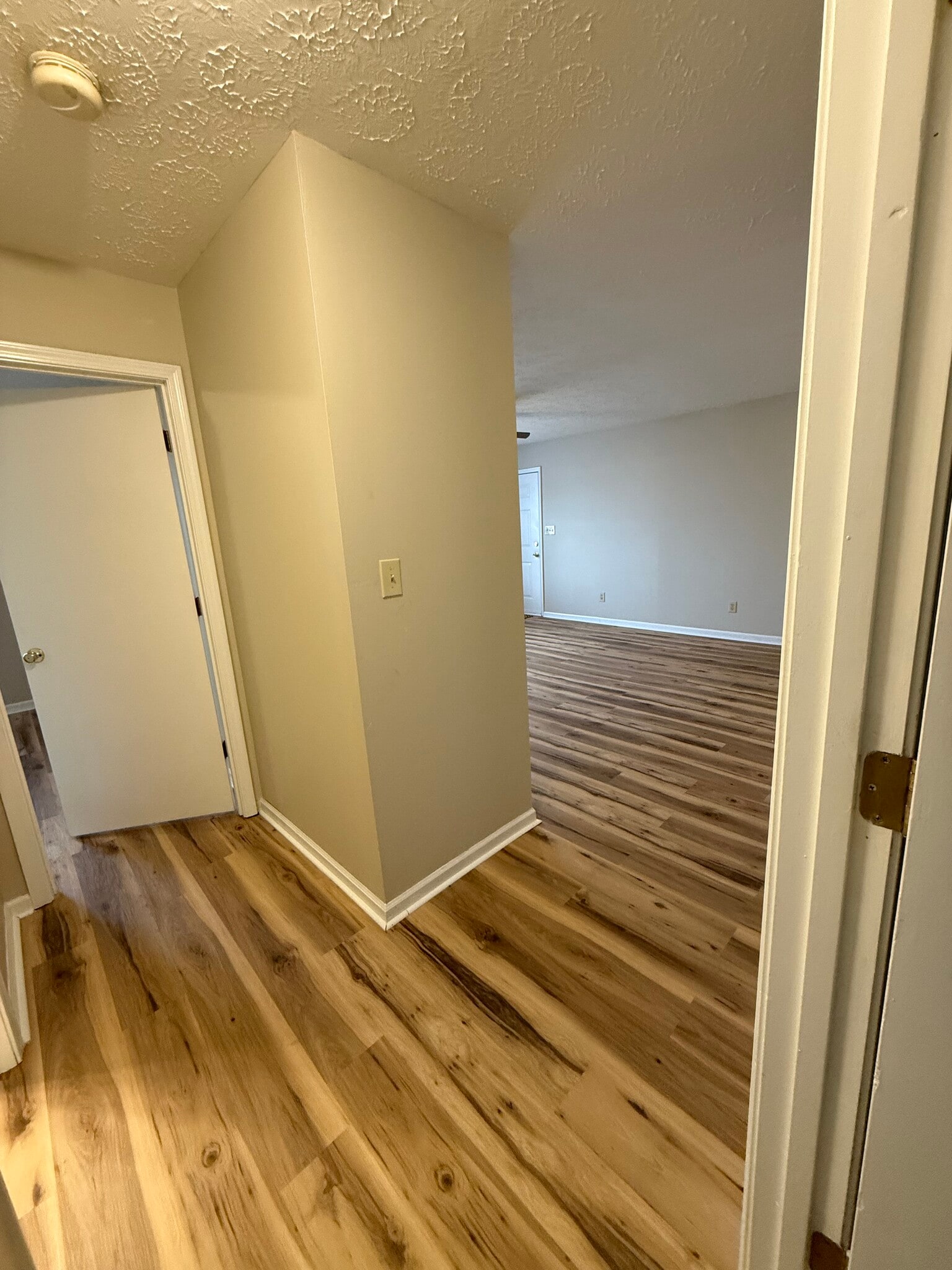 Building Photo - 719 Main St