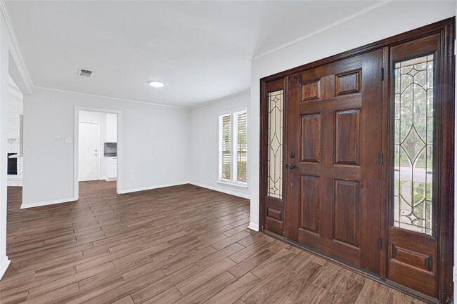 Building Photo - 2803 Camelot Ln
