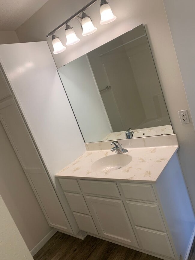 Building Photo - 3 BEDROOM OSGOOD TWIN HOME  -  PETS WELCOME