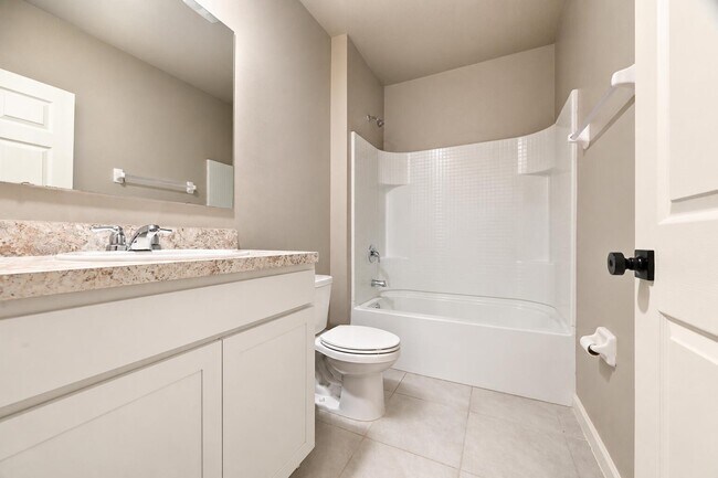 Building Photo - 927 Remington Green Dr SE