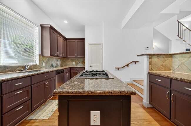 Building Photo - 5018 Lillian St