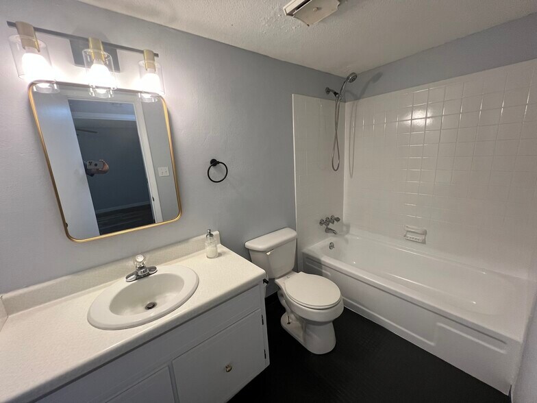 Building Photo - 1100 Skyland Dr