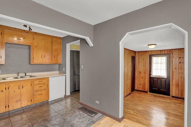 Building Photo - 623 Iowa Ave