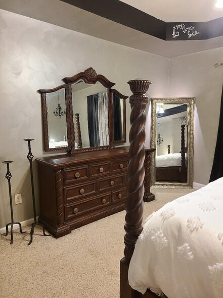 Primary bedroom first floor - 204 Silk Oak Dr