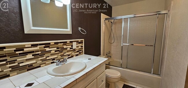 Building Photo - Single Family Home in NE Grants Pass with RV Parking