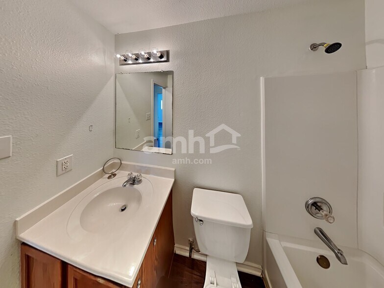 Building Photo - 217 N Willow Way