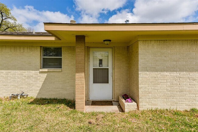 Building Photo - 16326 Cypress Bend Dr