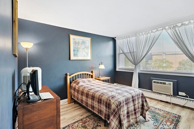 Building Photo - Chicago Gorgeous 2bedr 2bath Spacious Condo