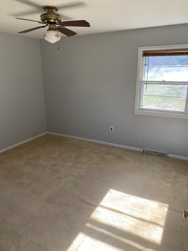 Building Photo - 242 White Pine Dr
