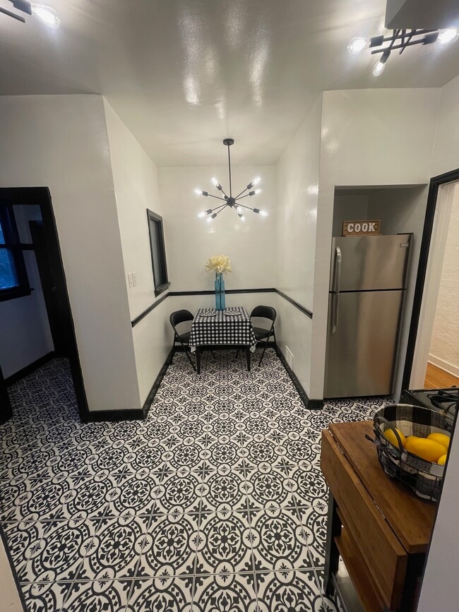 Building Photo - 130 N Croft Ave