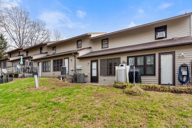 Building Photo - Updated 2-bedroom, 1.5-bath townhome in Winston-Salem