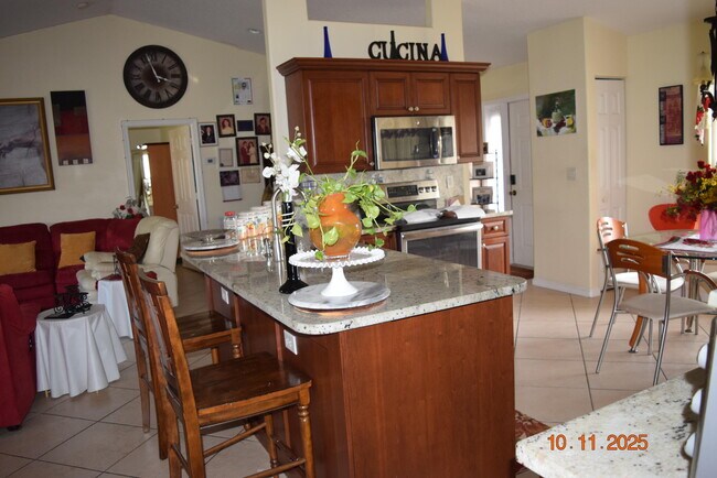 Building Photo - 1657 SW Duclair Ave