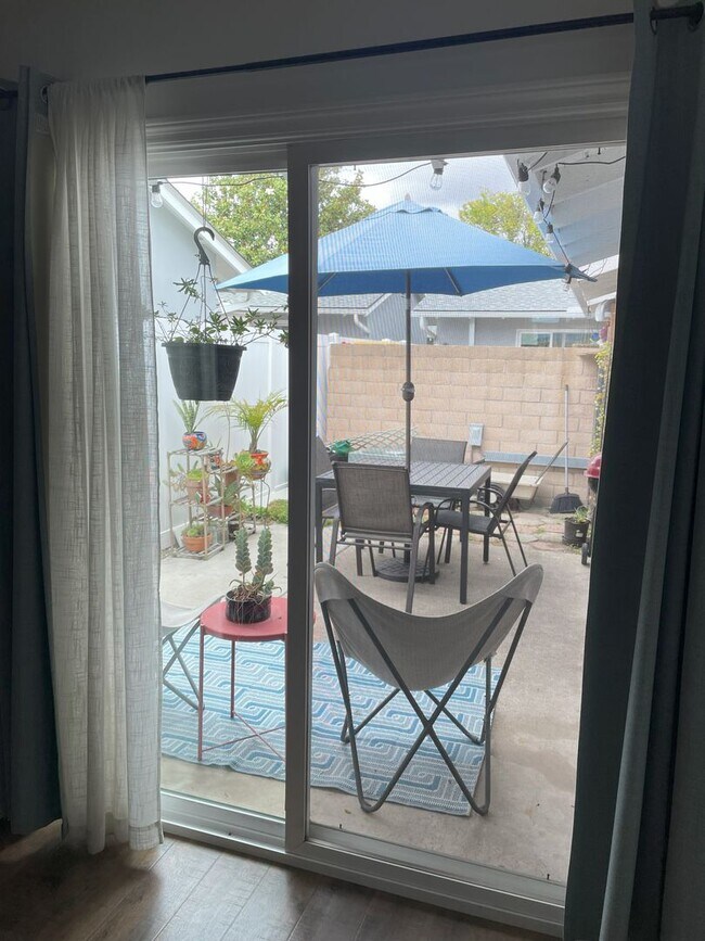 Building Photo - Beautiful single story 3 bedroom w/2 parki...