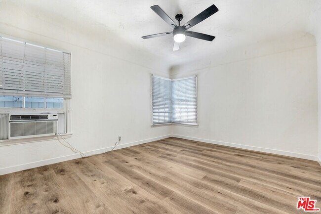 Building Photo - 308 S Reeves Dr
