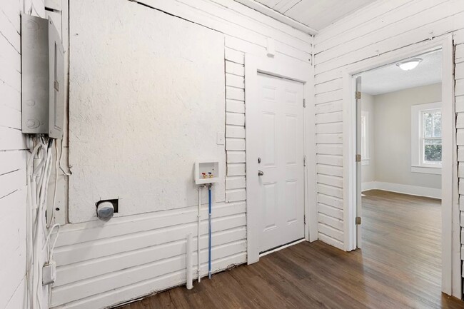 Building Photo - Charming and Newly Renovated 3 Bedroom 1 B...