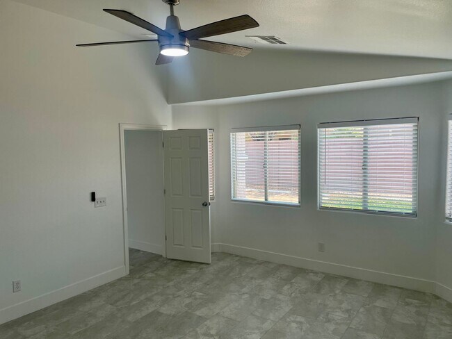 Building Photo - Fully Remodeled 3 bedroom Stallion Mountai...