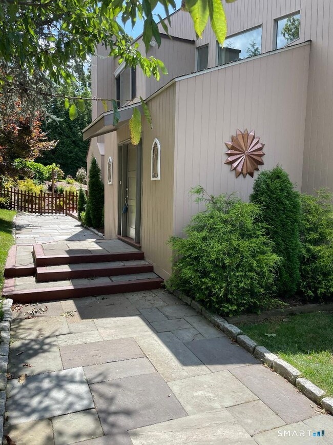 Building Photo - 17 Ferry Ln