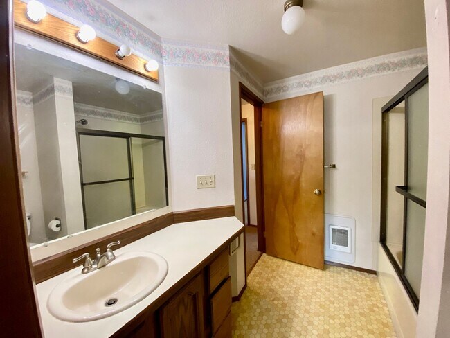 Building Photo - 674