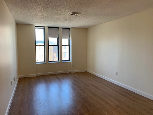 Primary Photo - 1126 Boylston St