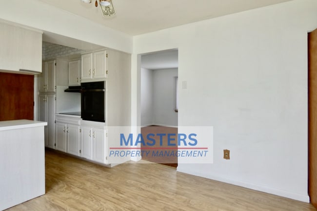 Building Photo - 1425 White Ave