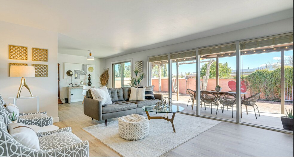 Living Room - 2217 S Oak Park Dr