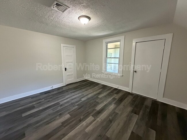 Building Photo - 179 Maple St