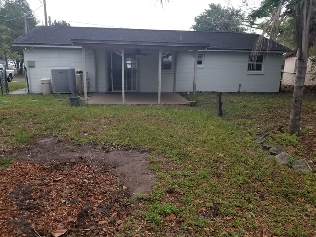 Building Photo - Quaint 2 bedroom 1 bathroom in New Port Ri...