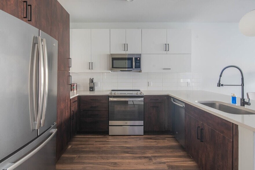 Building Photo - C2JX3W Tempe