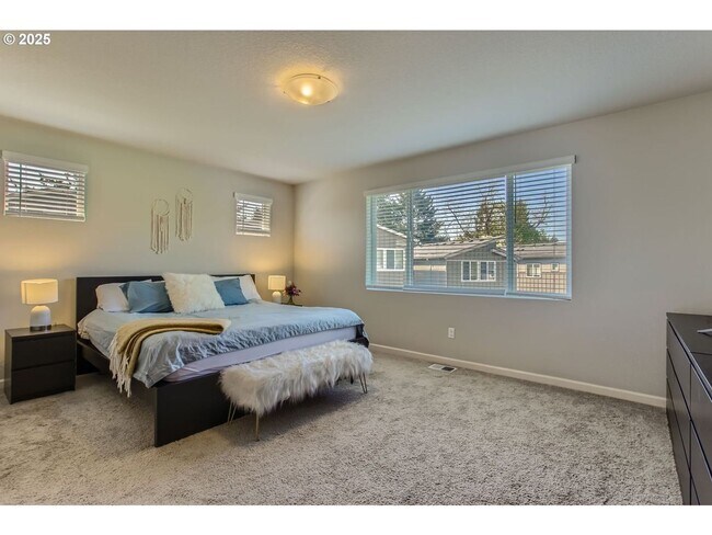 Building Photo - Modern Comfort in Happy Valley – 3BD/2.5BA...