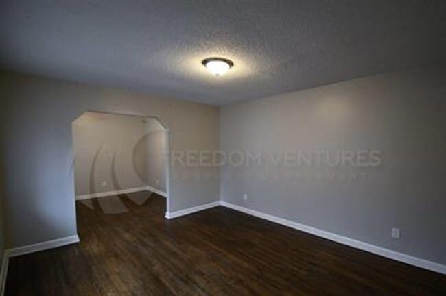 Building Photo - Charming 3BR/2BA Brick Home with Fenced Yard