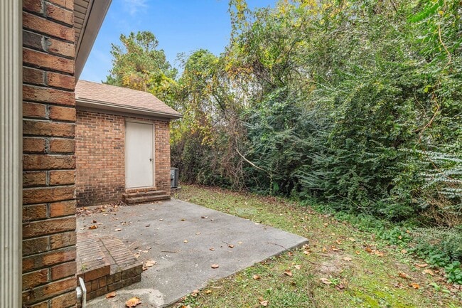 Building Photo - Newly renovated 2 bedroom 1 bathroom duplex