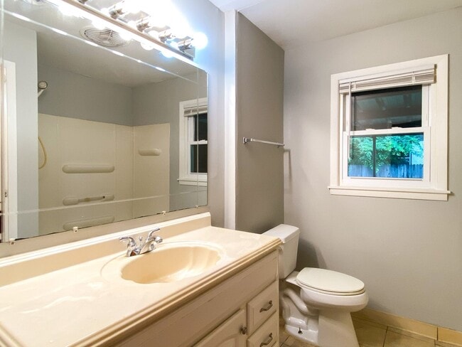 Building Photo - Beautiful 3 bedroom home recently updated