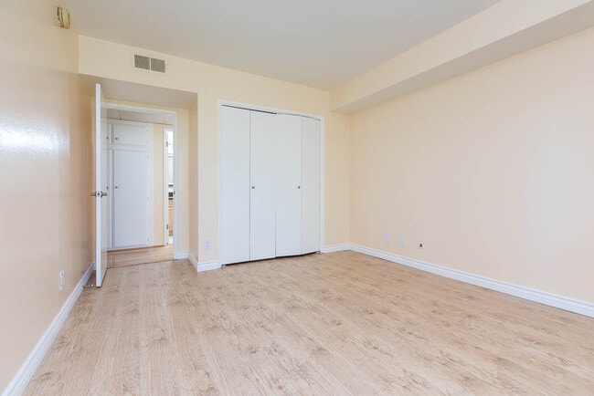 Building Photo - 1242 S Barrington Ave