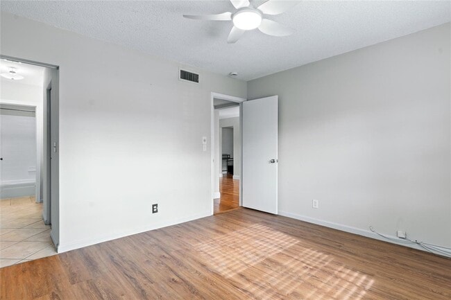 Building Photo - 140 Cypress Club Dr