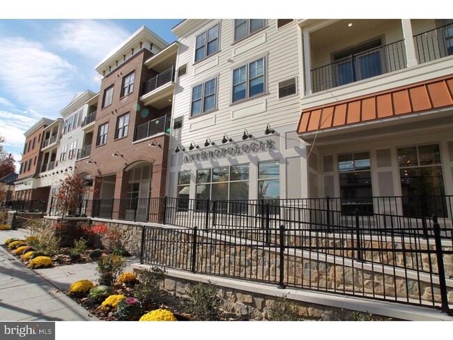 Building Photo - 200 N Sycamore St