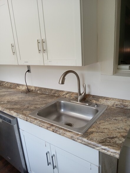 Apt 4 - kitchen - 523 E State St