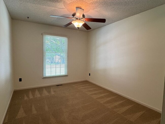 Building Photo - {12009} Available Immediately + Finished Lower Level + Olathe Schools