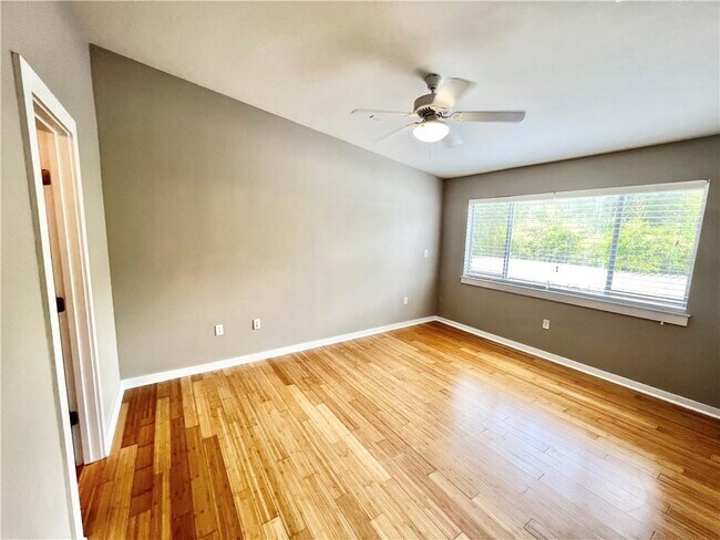Building Photo - 2200 Dickson Dr