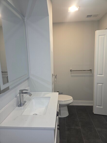 Building Photo - 2618 N Mozart St