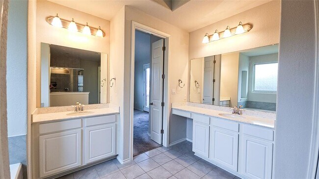 Building Photo - 532 Stone River Dr