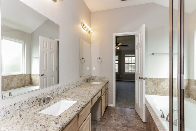 Building Photo - 433 Raintree Cir