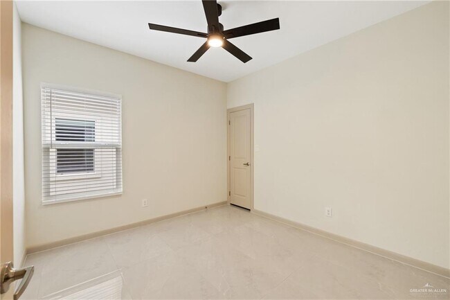 Building Photo - 1705 W Violet Dr