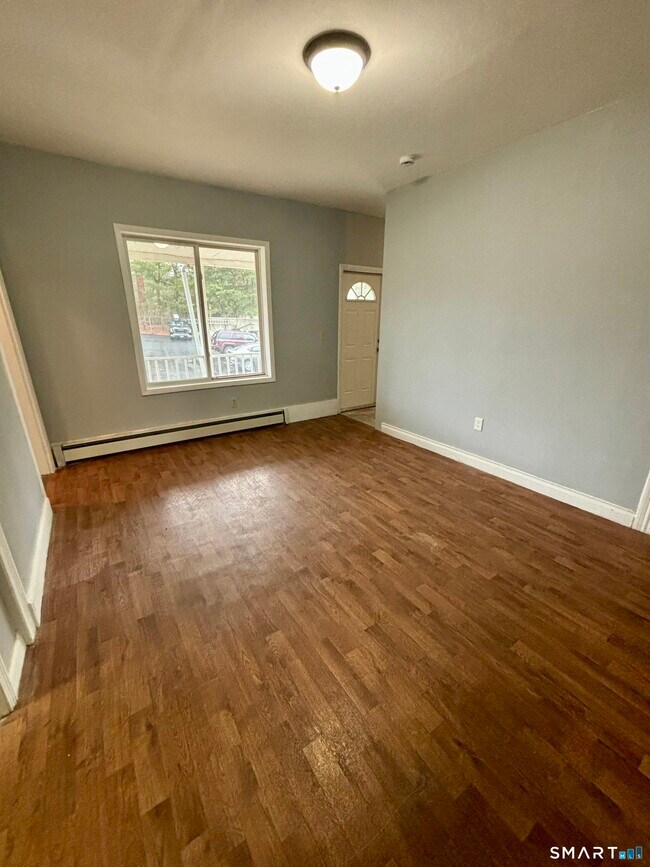 Building Photo - 411 Main St