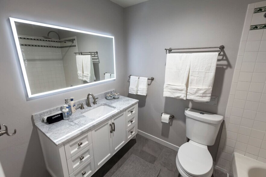 Building Photo - 5720 W 108th Pl