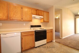 Building Photo - Delightful Duplex!