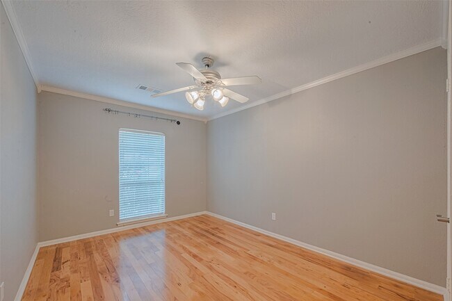 Building Photo - 927 Carlingford Ln