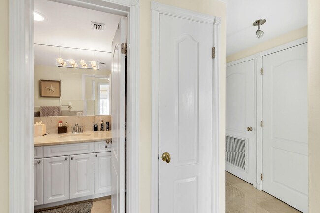 Building Photo - 250 Bradley Pl